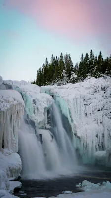 fruset vattenfall inom polcirkeln